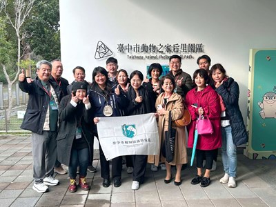 全國動物醫院工作人員、外國貴賓們與副處長一起開心大合照