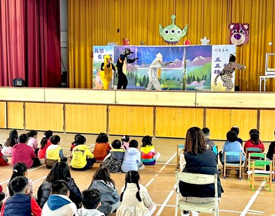 由長者演員們裝扮成狗狗與石虎演出生動劇情