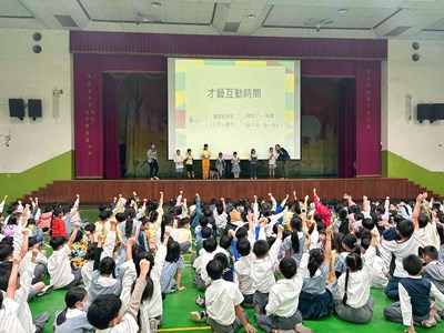 台下的小朋友們踴躍爭取上台和療癒犬互動