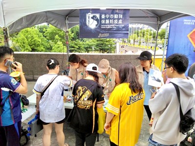 動保處宣導攤位吸引眾多民眾前來排隊遊玩
