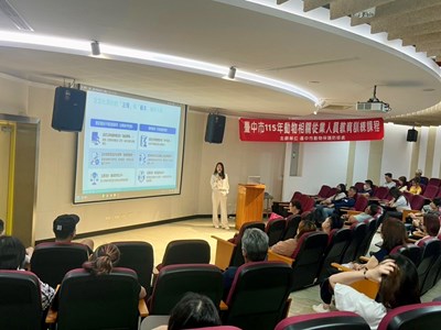 蔡依寧律師說明寵物消費契約及相關法規，協助動物從業人員掌握最新法規資訊。