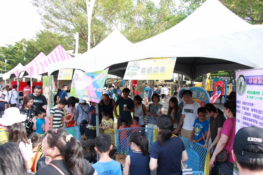 每週六文心森林公園的認養會場，讓更多想認養可愛犬貓的市民可以來到這個地方