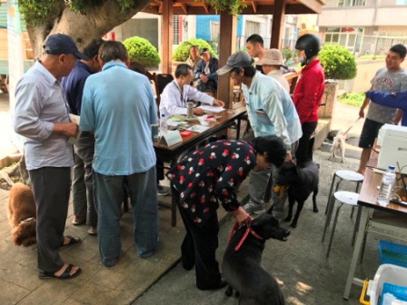 打完預防針要記得拿狂犬病注射證明書及犬牌