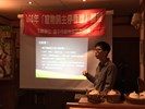 講師幫助學員了解在飼養寵物方面的知識