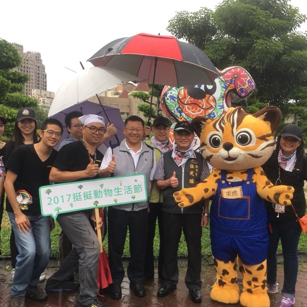 張副市長光瑤、農業局王局長俊雄及動保處林處長儒良與動物保護防疫處醫師們合影